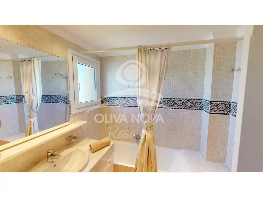 Baño de Casa o chalet en venta en Oliva con Terraza y Piscina