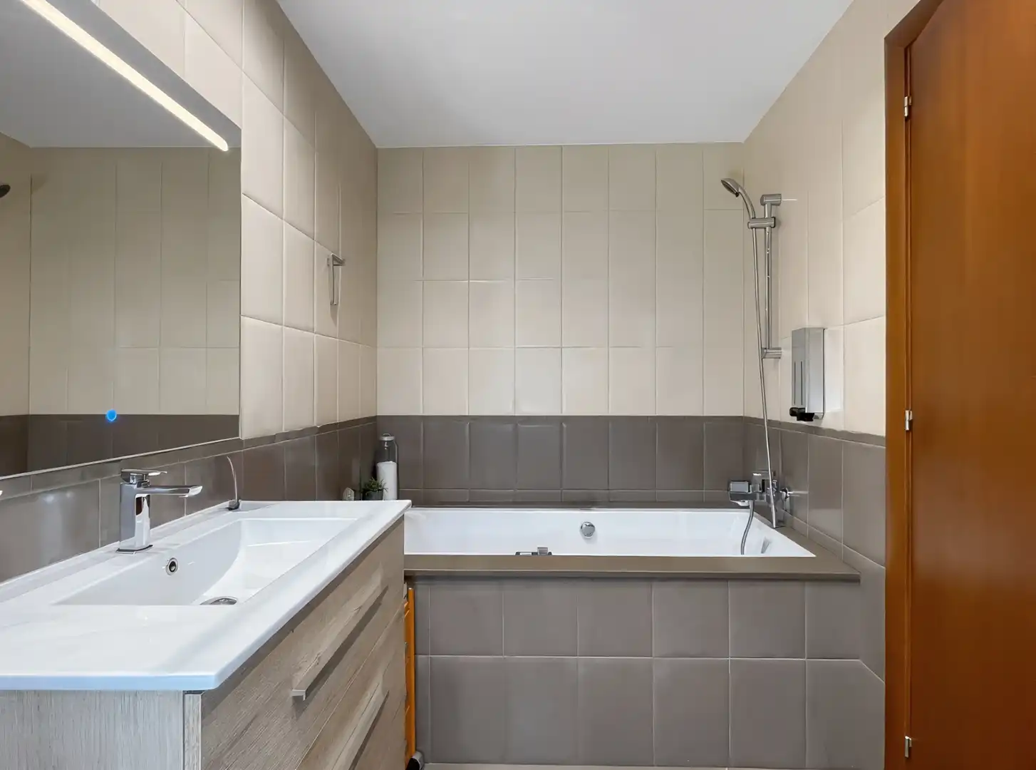 Baño de Casa adosada en venta en Mataró con Aire acondicionado, Calefacción y Jardín privado