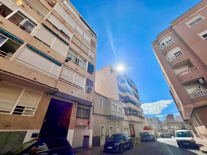 Vista exterior de Estudi en venda en Torrevieja amb Terrassa i Balcó