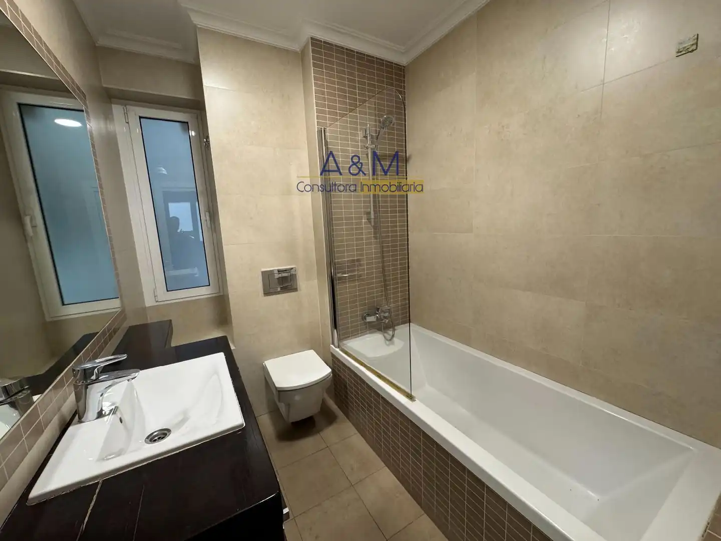 Badezimmer von Wohnung zur Miete in Valladolid mit Heizung, Parkett und Ofen