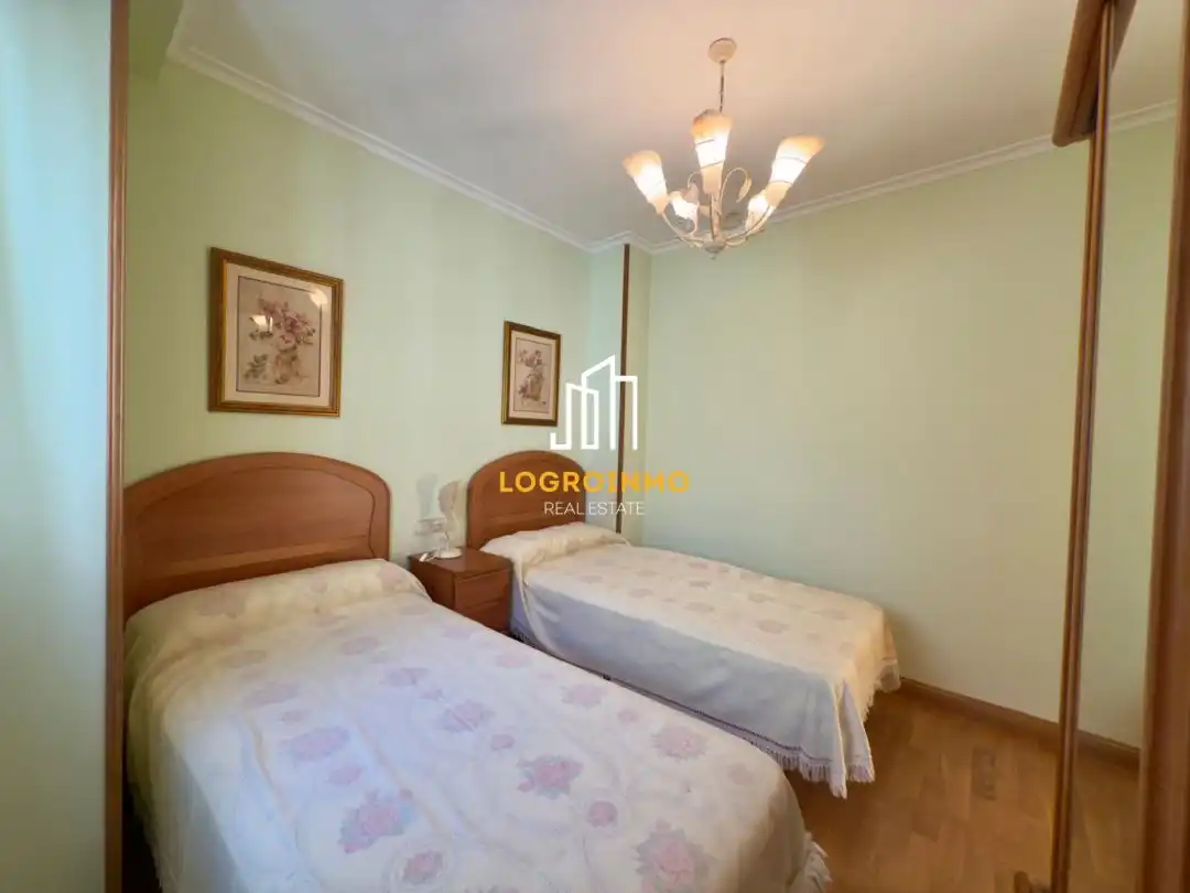 Dormitori de Casa o xalet en venda en Oyón-Oion amb Calefacció, Terrassa i Moblat