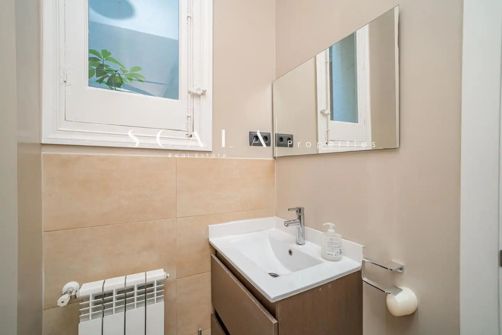 Bathroom of Duplexes for rent in Madrid  with Air Conditioner, Heating and Terrace