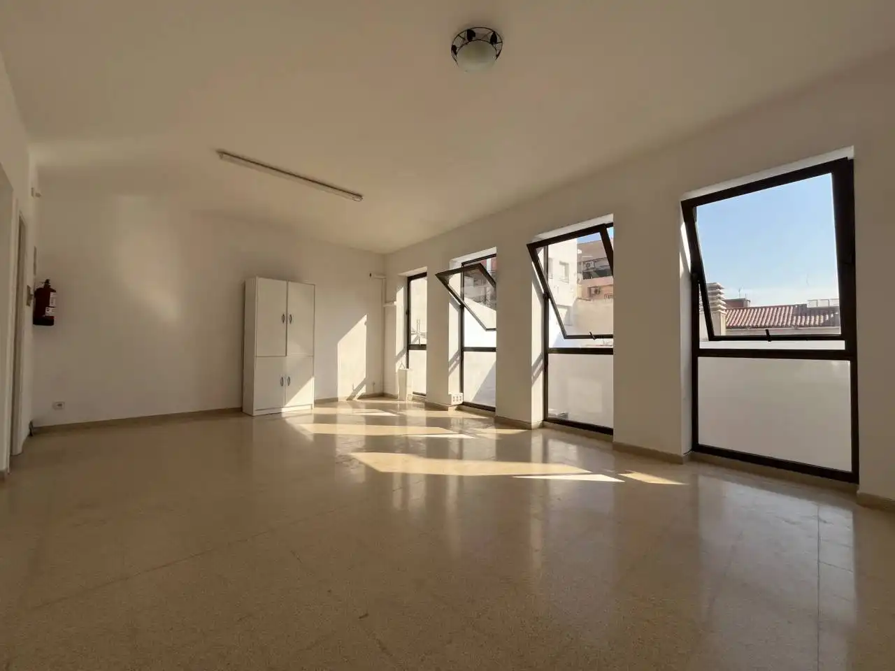 Vista exterior de Oficina de lloguer en Badalona amb Aire condicionat, Calefacció i Alarma