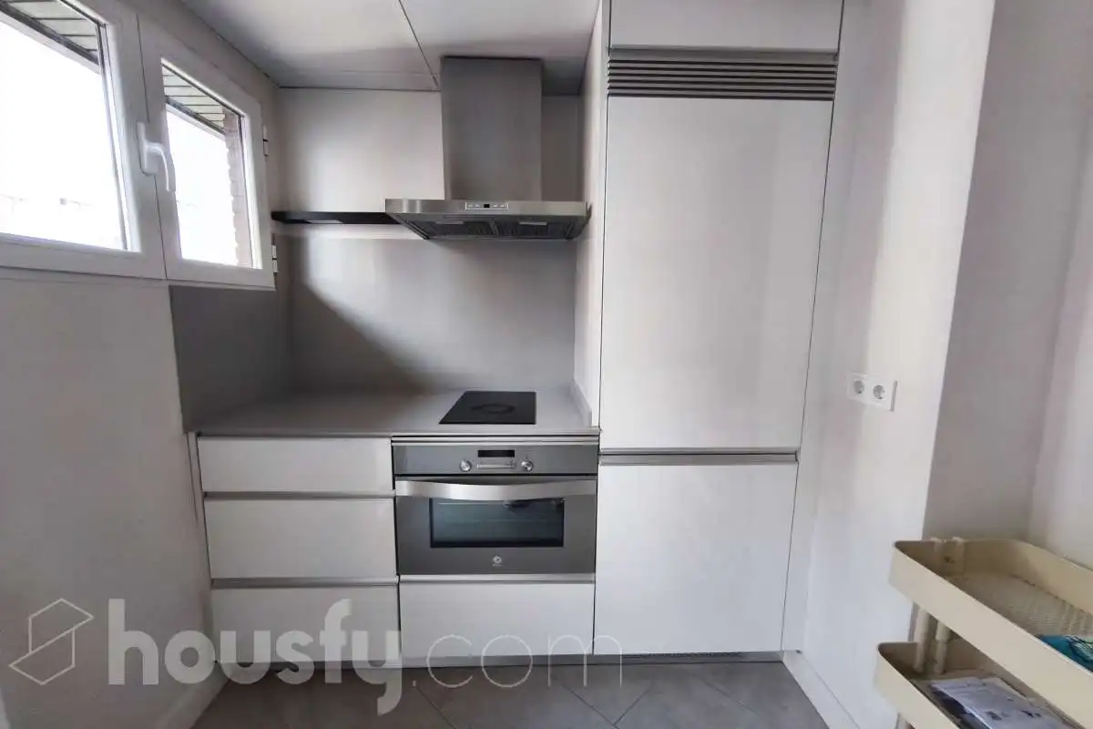 Cuina de Pis de lloguer en Madrid amb Aire condicionat, Calefacció i Moblat
