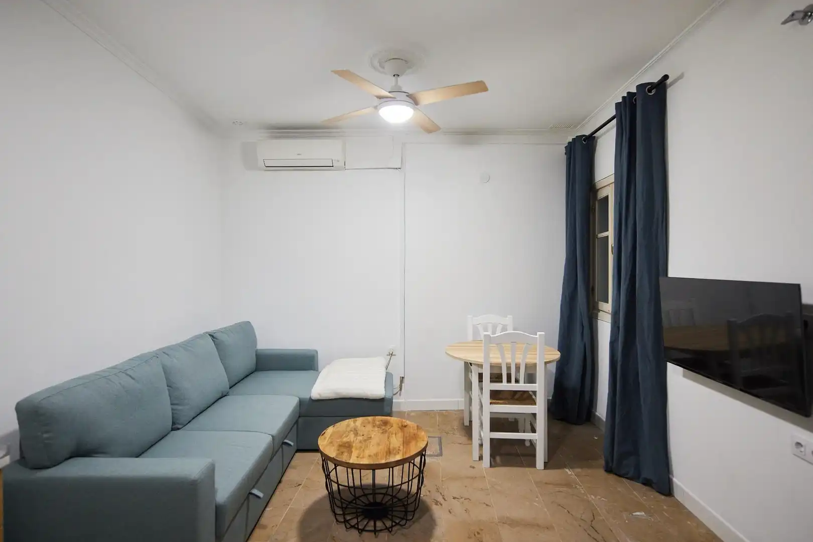 Living room of Ground floor for sale in  Cádiz Capital  with Air Conditioner