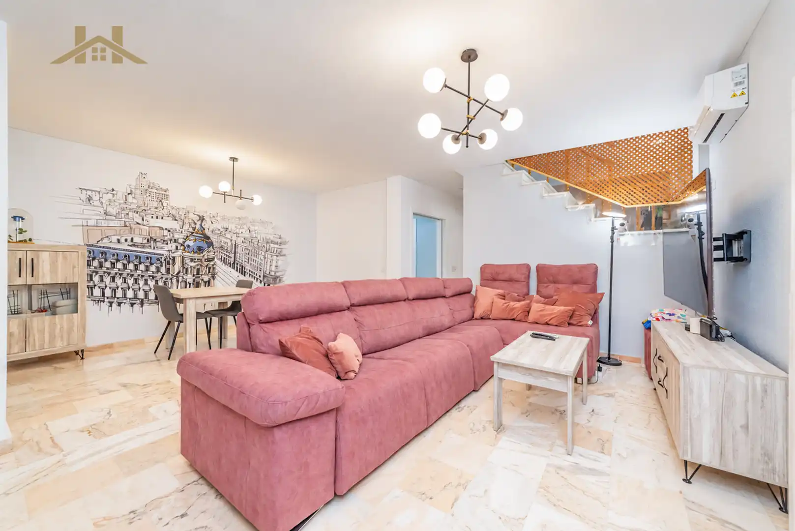Detached house with terrace for sale in Calle Taeña