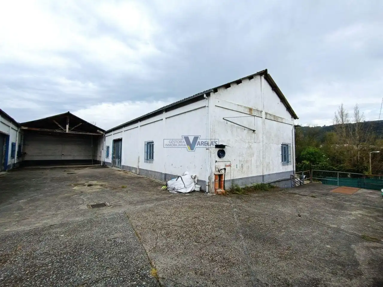 Außenansicht von Fabrikhallen zum Verkauf in Ourense Capital 