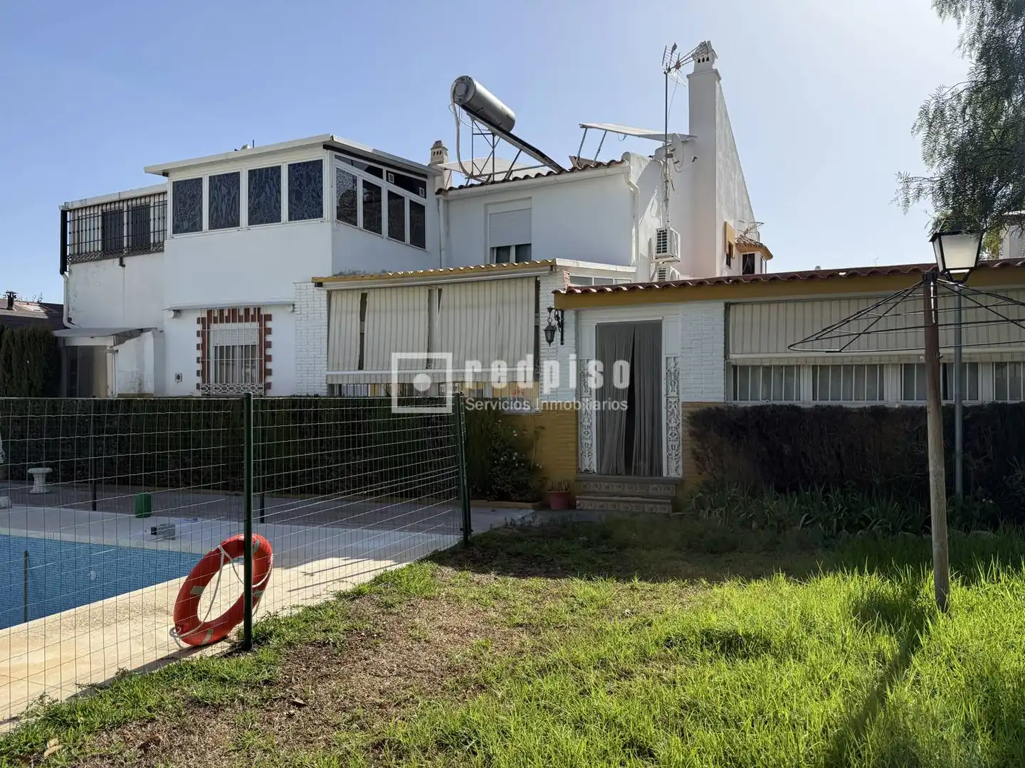 Vista exterior de Casa o xalet en venda en Alhaurín de la Torre amb Aire condicionat, Jardí privat i Terrassa