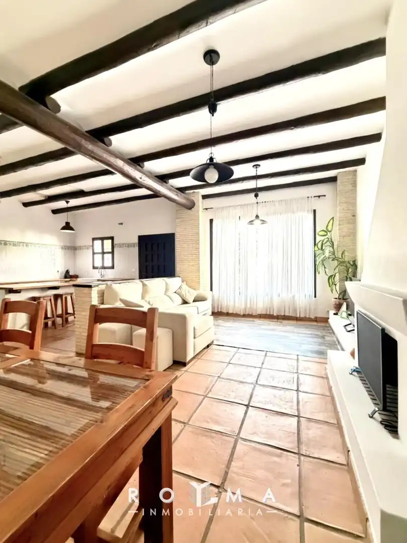 Sala d'estar de Casa adosada en venda en Dos Hermanas amb Aire condicionat, Calefacció i Jardí privat
