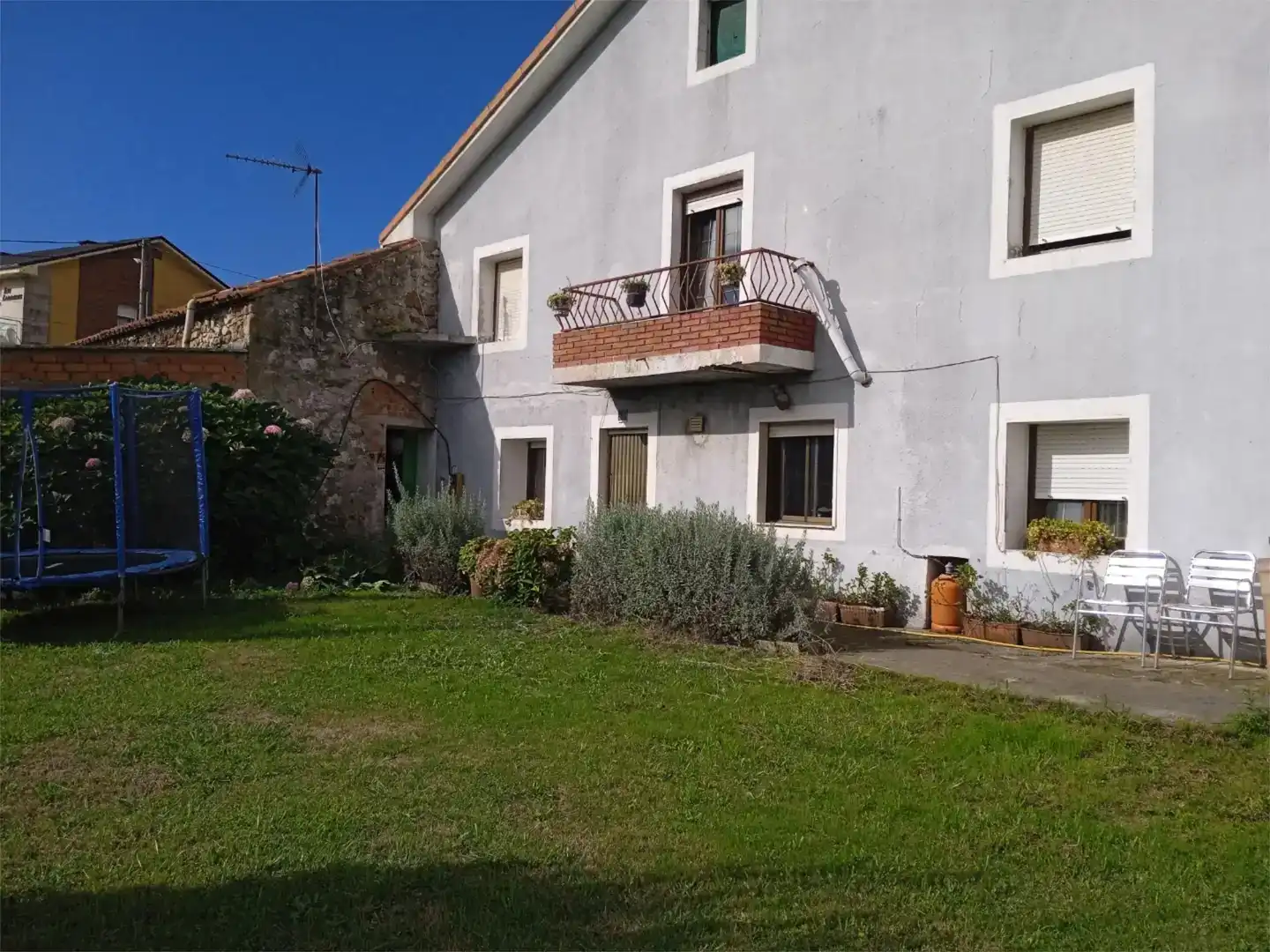 Vista exterior de Casa o xalet en venda en Miengo amb Balcó