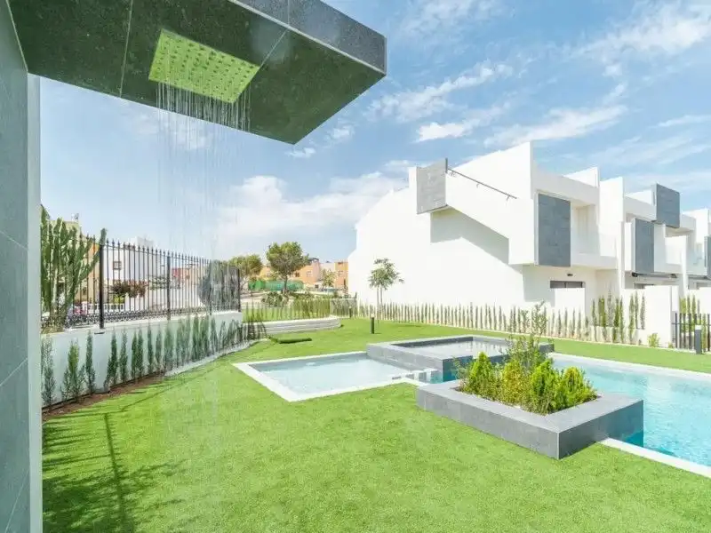 Piscina de Casa o chalet en venta en Torrevieja con Jardín privado, Terraza y Balcón
