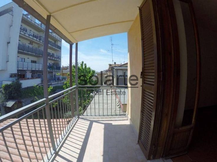 Vista exterior de Piso en venta en L'Hospitalet de Llobregat con Balcón