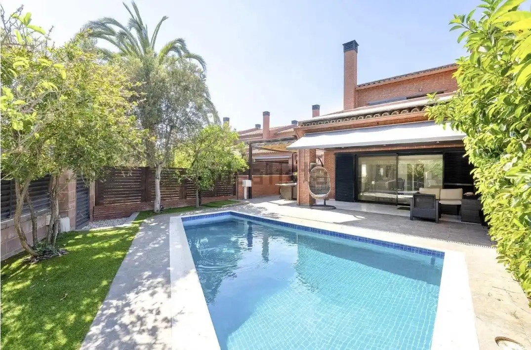Piscina de Casa adosada en venda en Cambrils amb Aire condicionat, Calefacció i Jardí privat