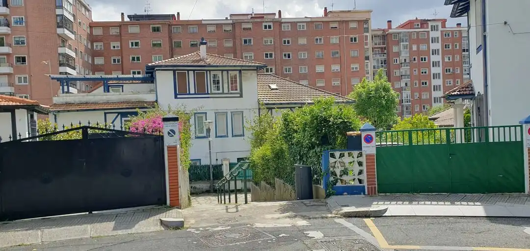 Vista exterior de Casa adosada en venda en Bilbao  amb Aire condicionat, Calefacció i Jardí privat