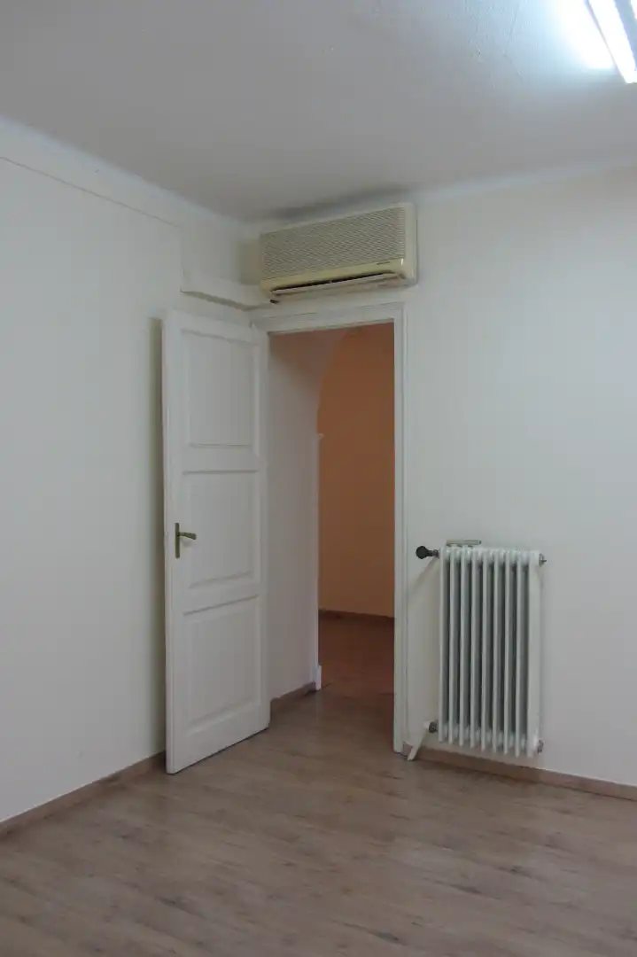 Office for rent in Girona  with Air Conditioner and Storage room
