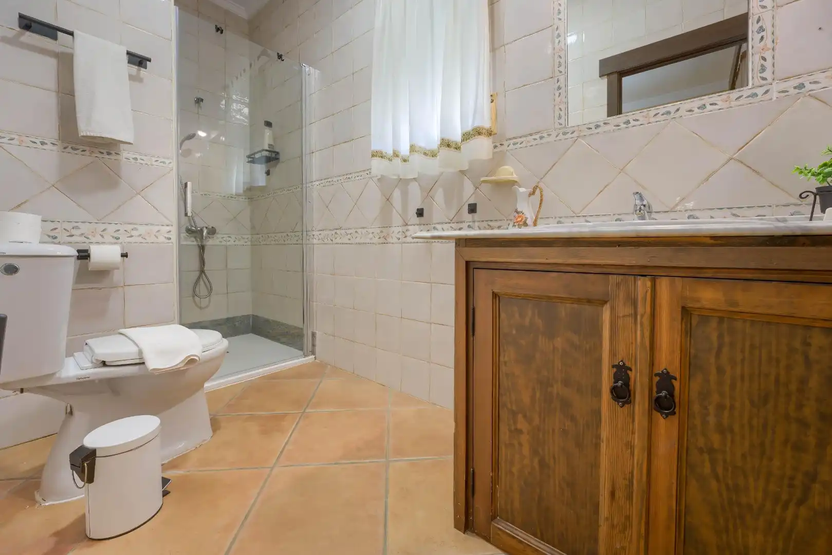 Baño de Casa o chalet en venta en Sanlúcar la Mayor con Aire acondicionado, Calefacción y Jardín privado