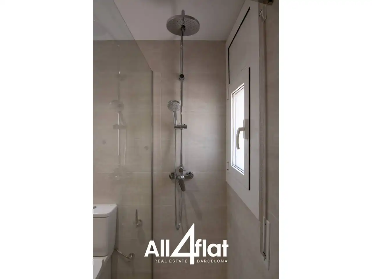 Badezimmer von Maisonette zur Miete in Mataró mit Klimaanlage und Parkett
