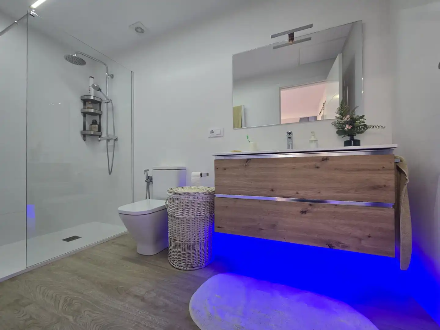 Bany de Apartament en venda en Vigo  amb Moblat, Forn i Microones