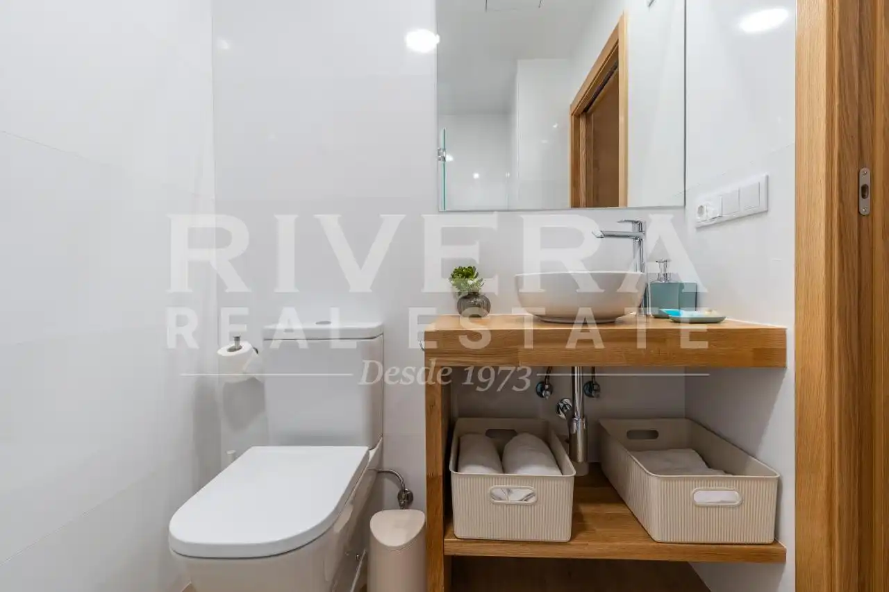 Baño de Apartamento en venta en Sanxenxo con Aire acondicionado, Calefacción y Terraza