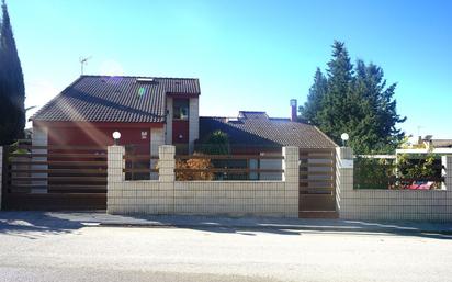 Vista exterior de Casa o xalet en venda en Requena amb Aire condicionat, Jardí privat i Terrassa