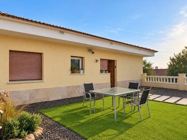 Casa amb jardí en venda a Calle Pla de Urgell