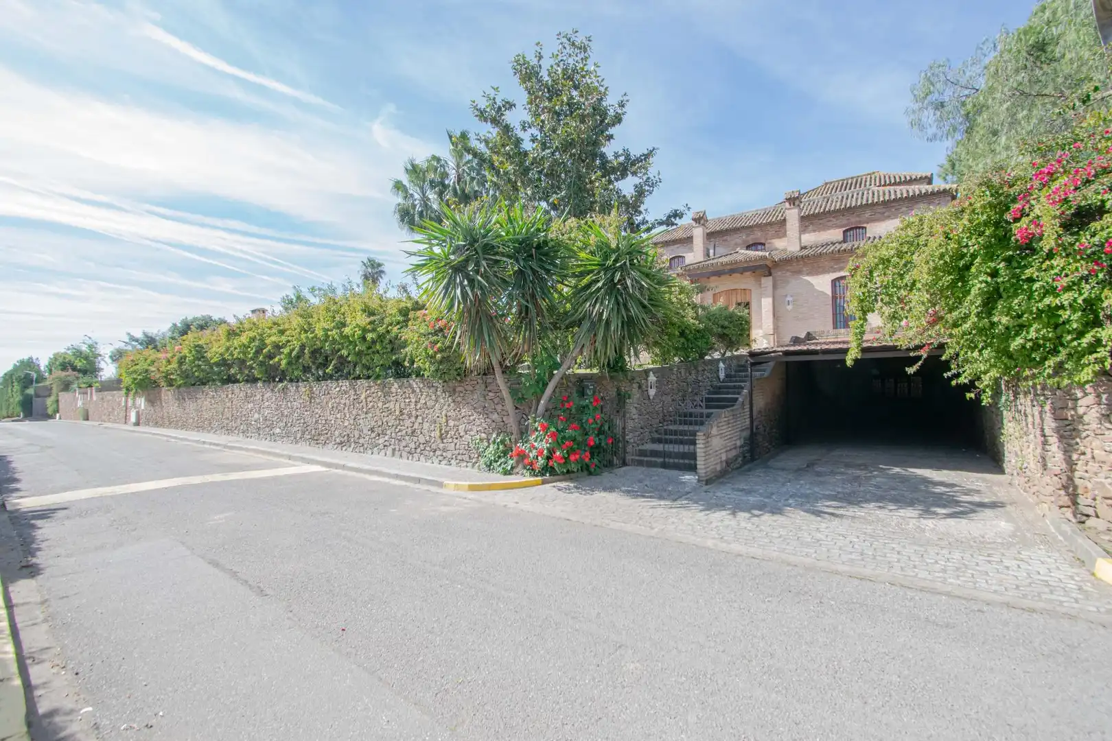 Vista exterior de Casa o chalet en venta en Valencina de la Concepción con Aire acondicionado, Jardín privado y Terraza