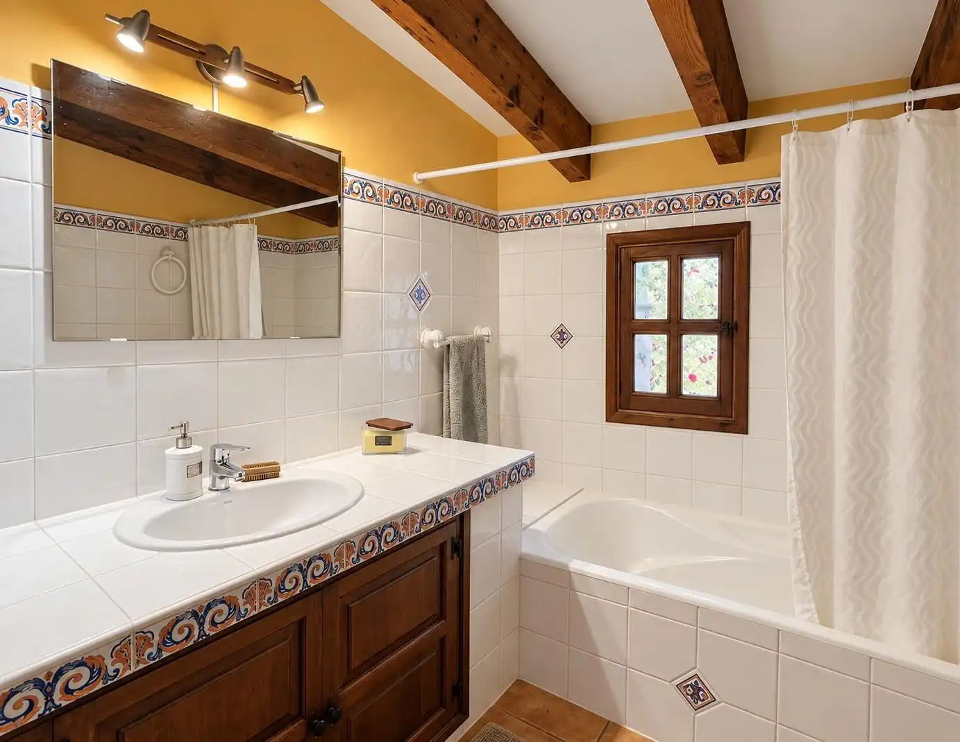 Badezimmer von Country house zur Miete in Inca mit Klimaanlage, Privatgarten und Terrasse