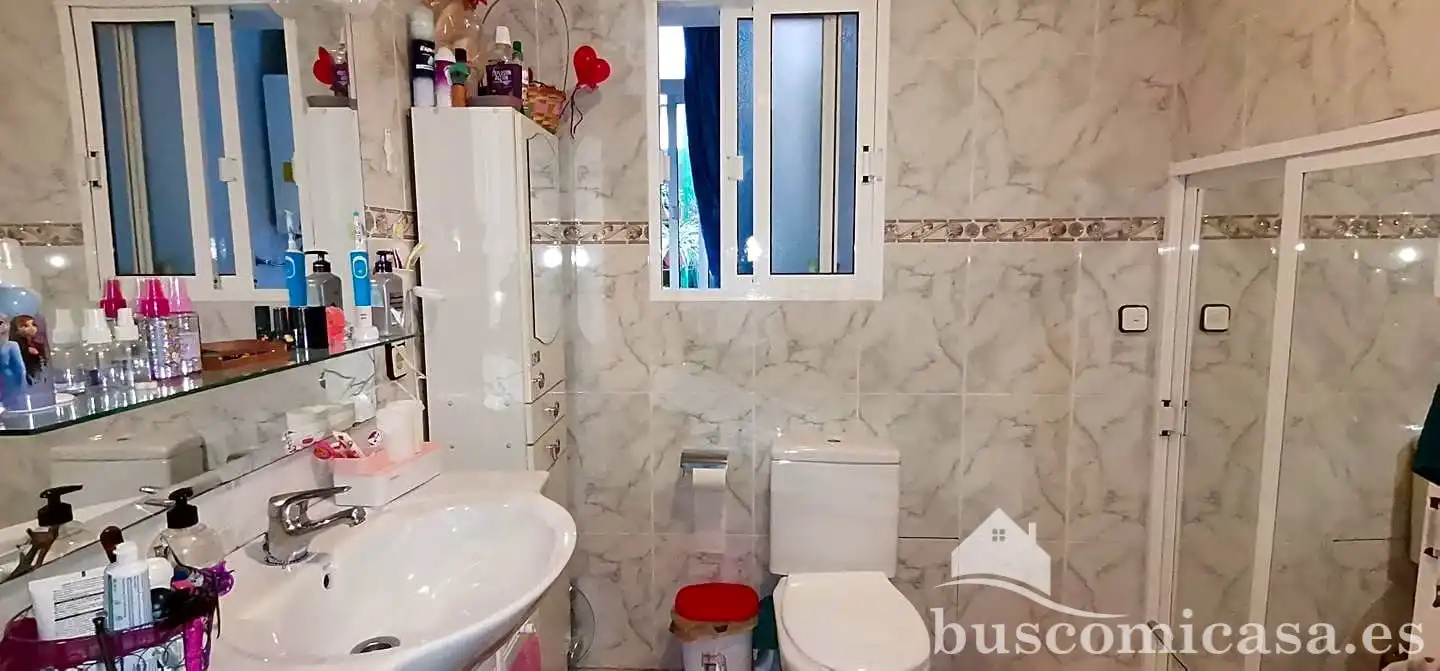 Bany de Casa o xalet en venda en Linares amb Aire condicionat, Terrassa i Traster