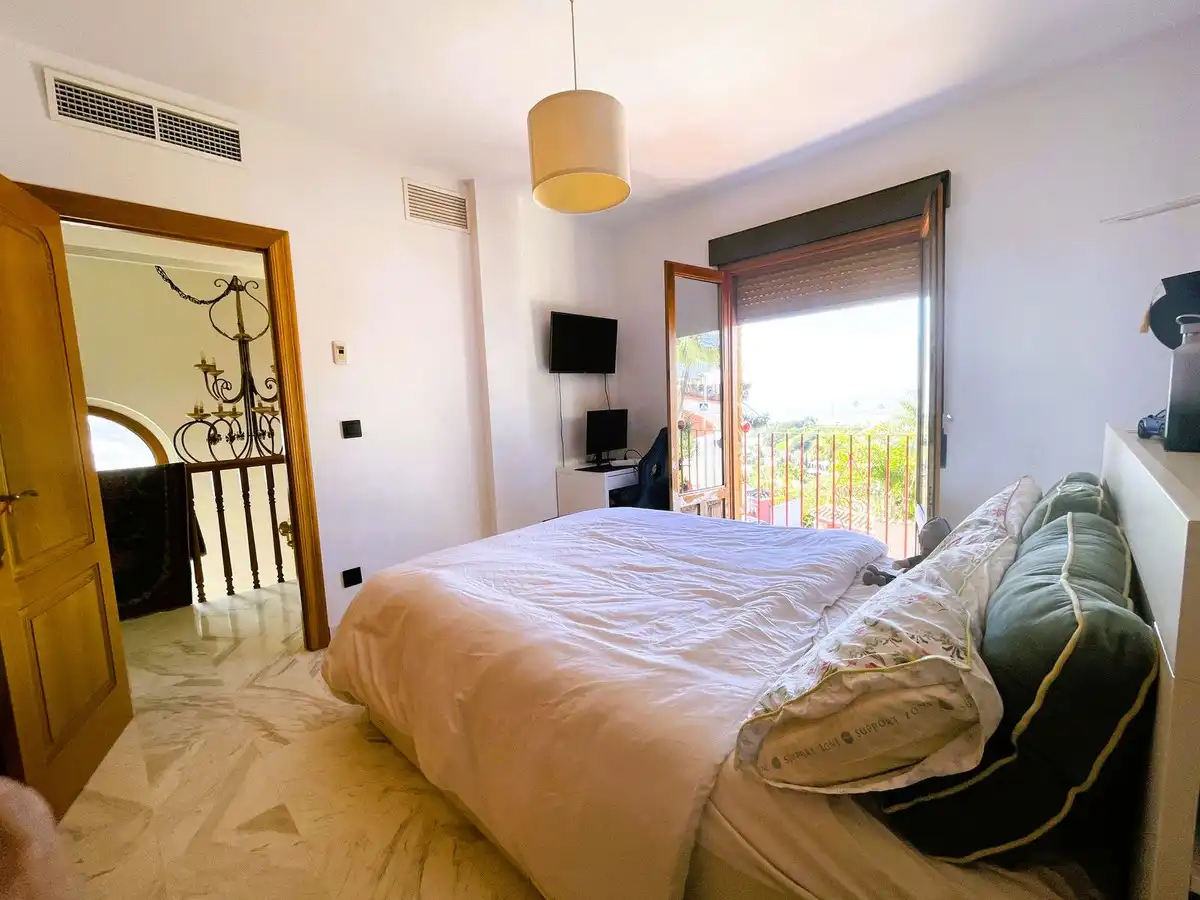 Schlafzimmer von Einfamilien-Reihenhaus zum Verkauf in Mijas mit Klimaanlage, Heizung und Privatgarten