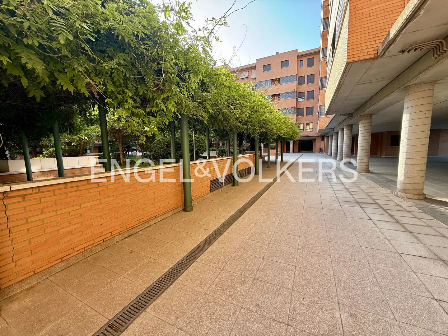 Außenansicht von Wohnung zur Miete in Madrid mit Klimaanlage, Heizung und Parkett