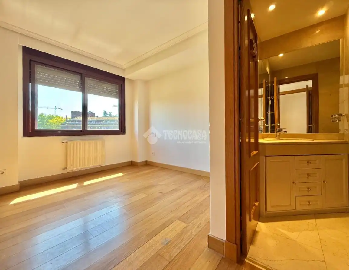 Bedroom of Flat for sale in Madrid  with Air Conditioner, Heating and Storage room