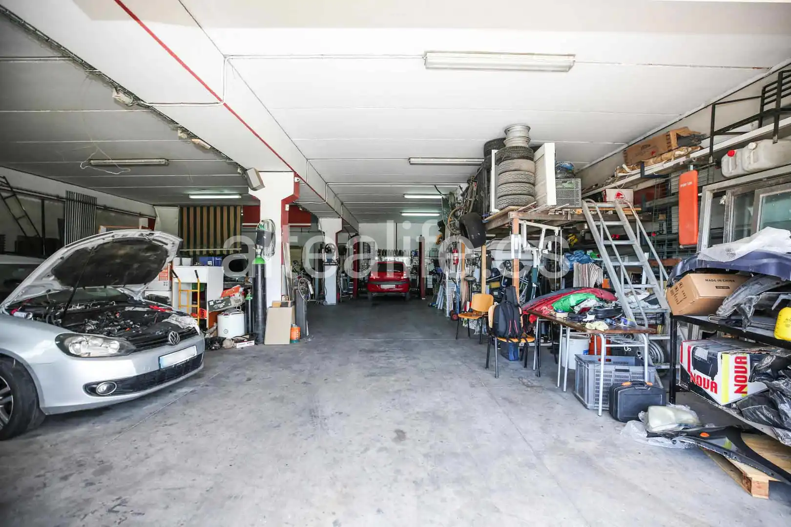 Parkplatz von Fabrikhallen zum Verkauf in Polop
