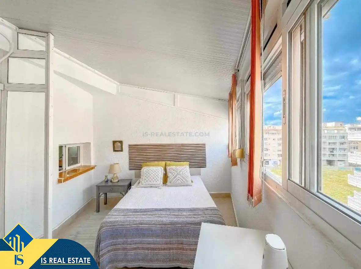 Dormitori de Apartament de lloguer en Torrevieja amb Aire condicionat, Calefacció i Terrassa