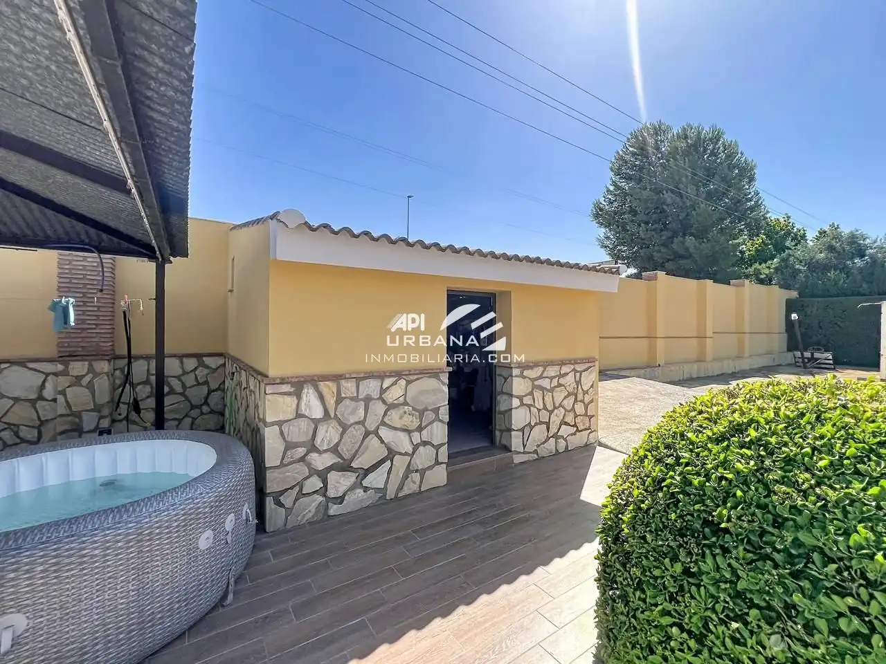 Vista exterior de Casa o xalet en venda en Lucena amb Aire condicionat i Piscina