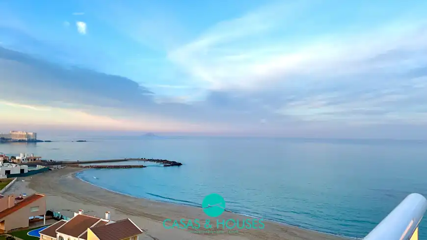 Vista exterior de Àtic en venda en La Manga del Mar Menor amb Terrassa, Moblat i Forn