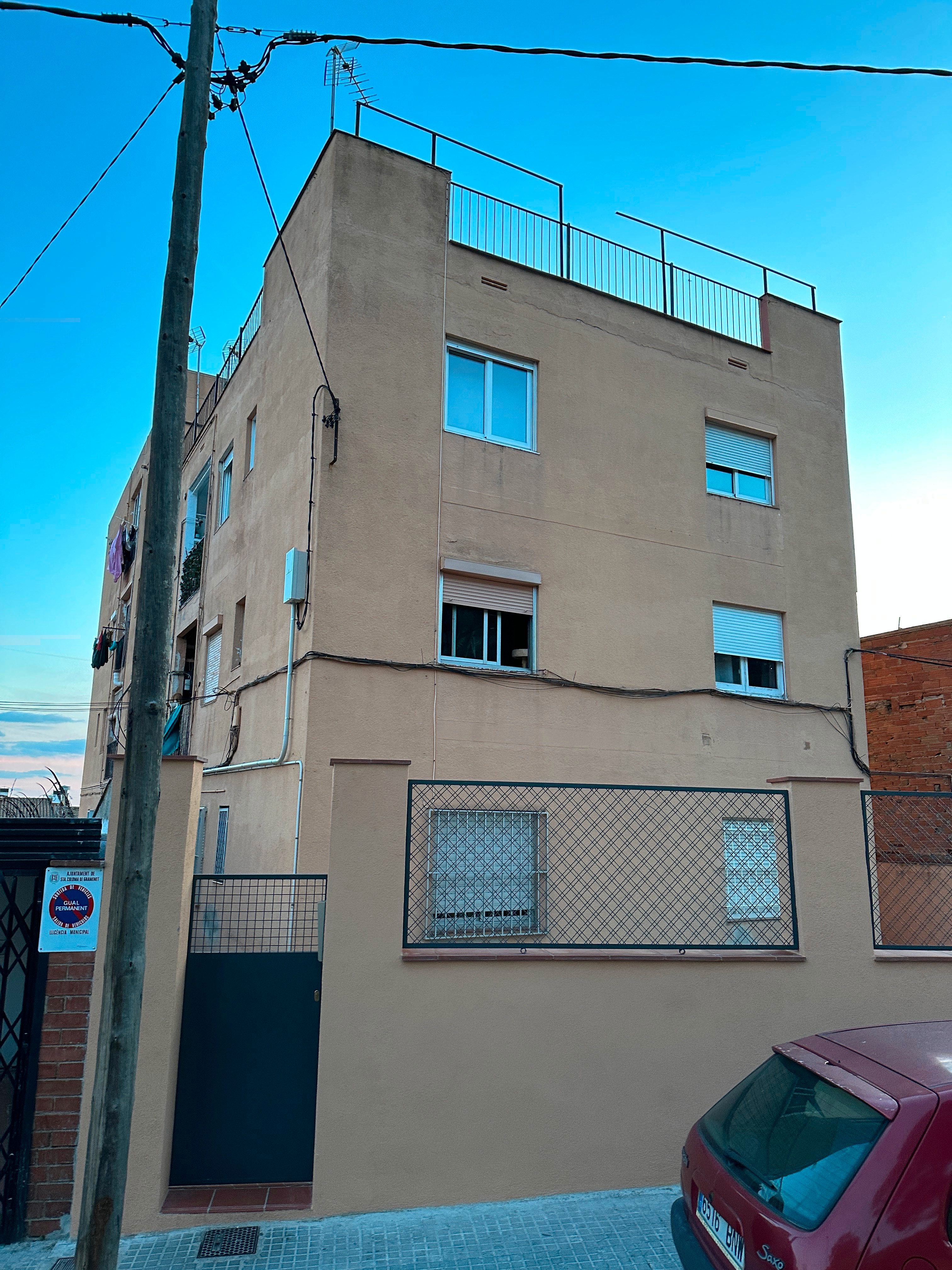 Vista exterior de Piso en venta en Santa Coloma de Gramenet con Terraza y Balcón