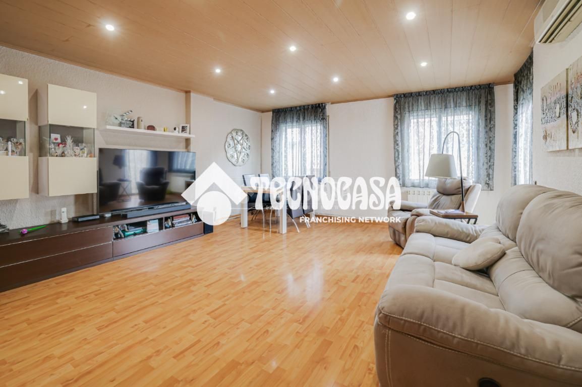 Sala d'estar de Pis en venda en Sant Adrià de Besòs amb Aire condicionat, Parquet i Balcó