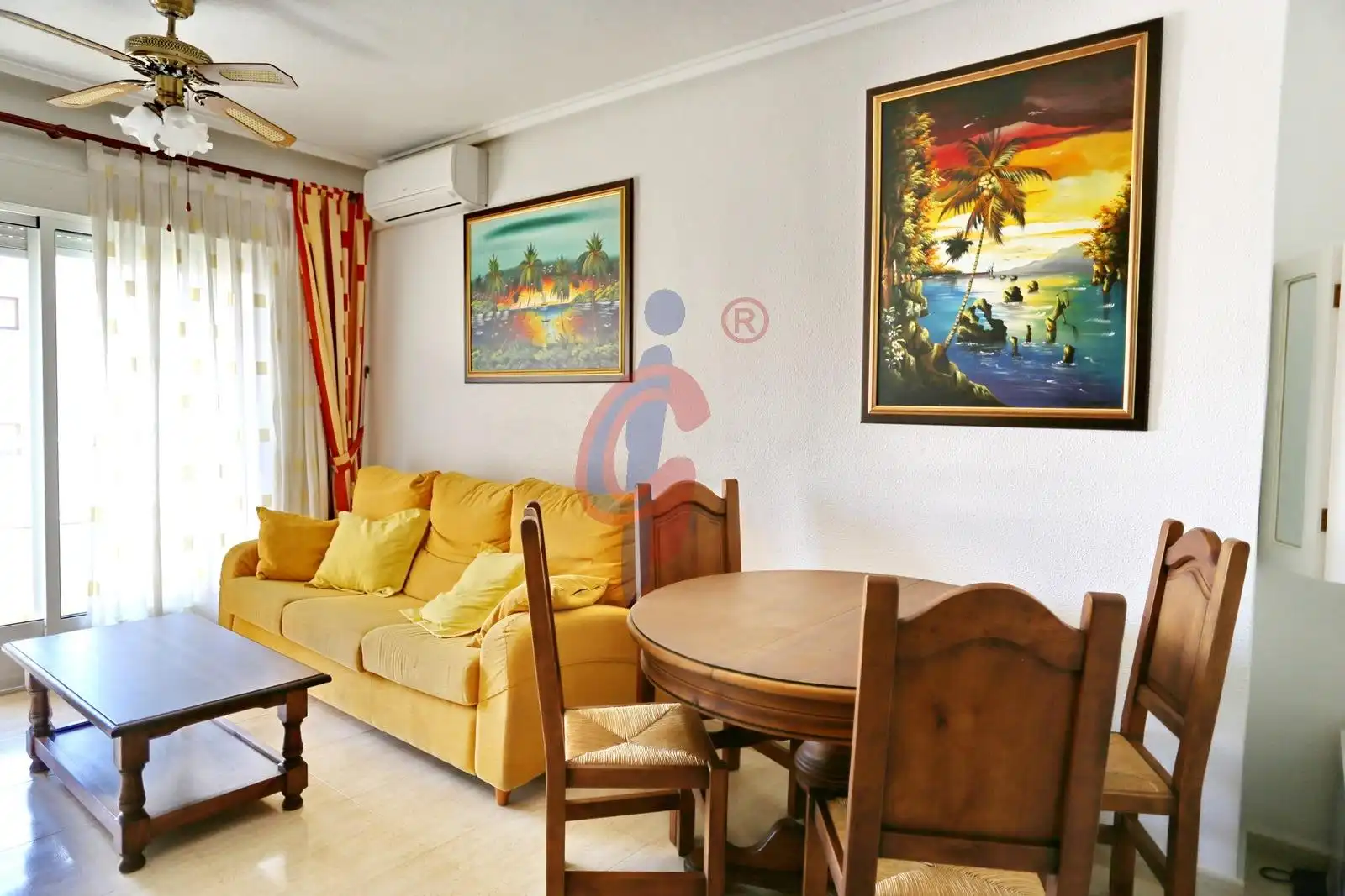 Wohnzimmer von Dachboden zum Verkauf in Guardamar del Segura mit Terrasse, Abstellraum und Möbliert