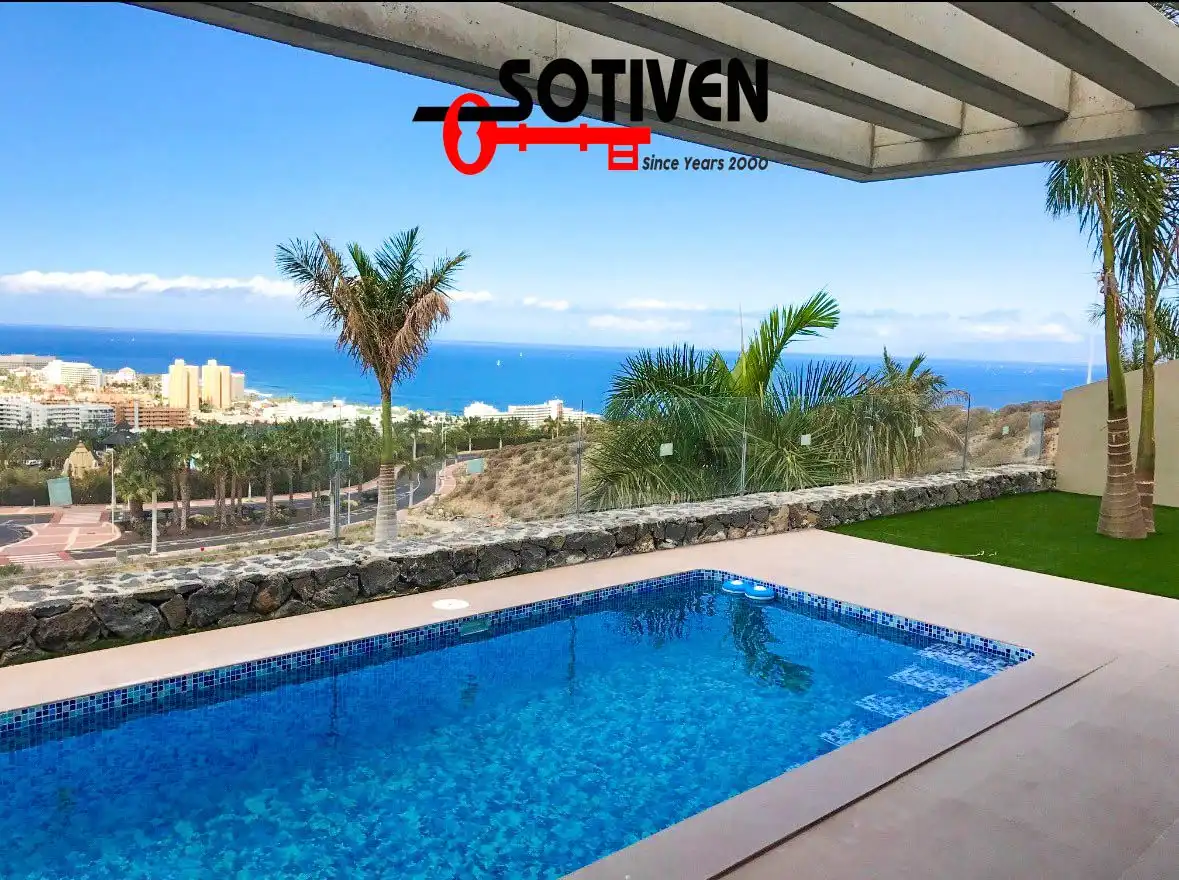 Vista exterior de Casa o xalet de lloguer en Adeje amb Jardí privat, Terrassa i Piscina