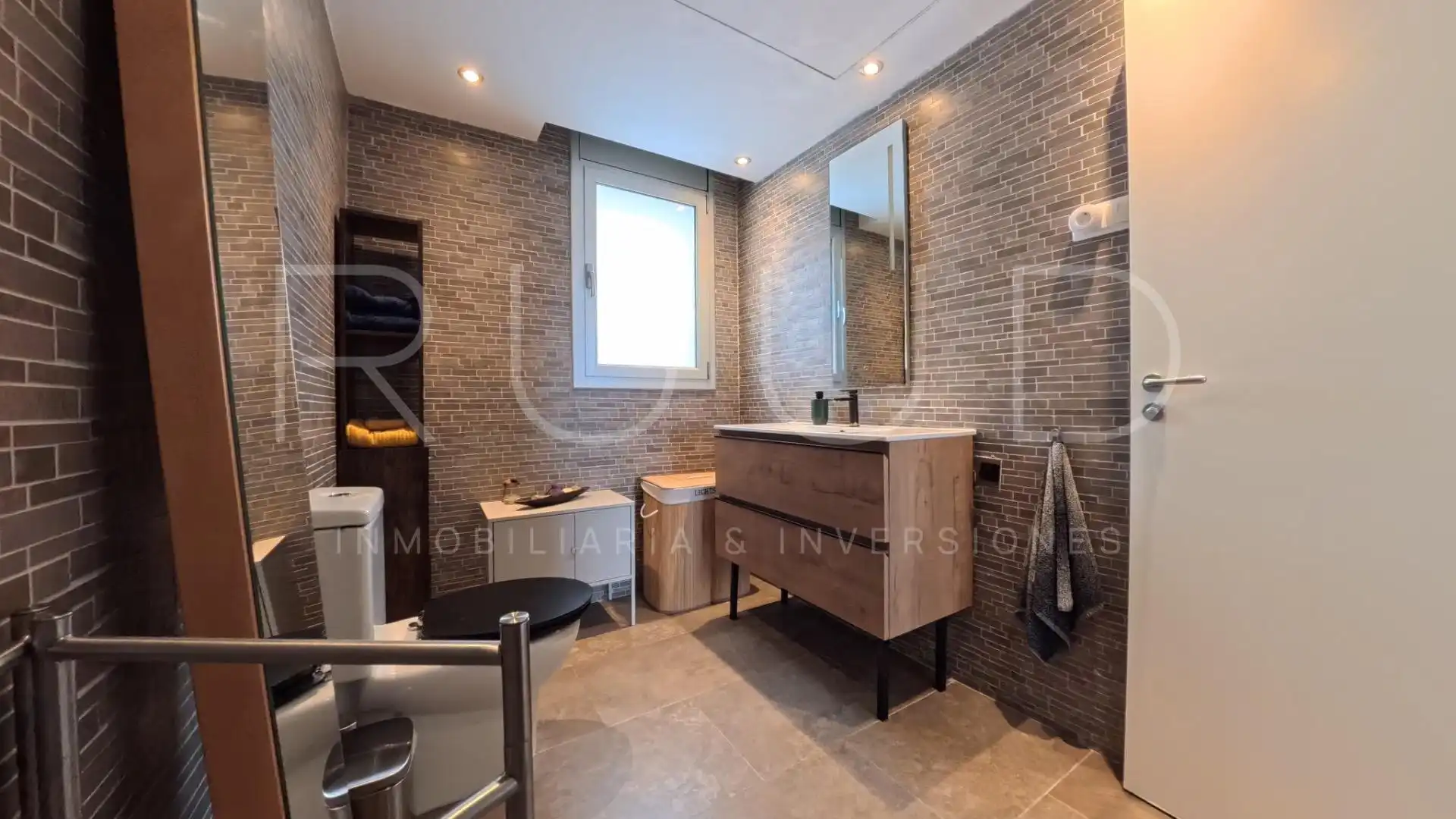 Bathroom of Duplexes for sale in Castelldefels  with Air Conditioner, Heating and Parquet flooring