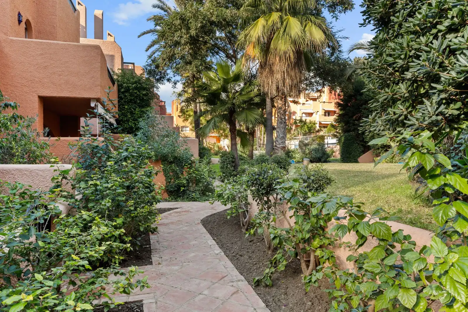 Jardí de Casa adosada en venda en Marbella amb Aire condicionat, Terrassa i Moblat