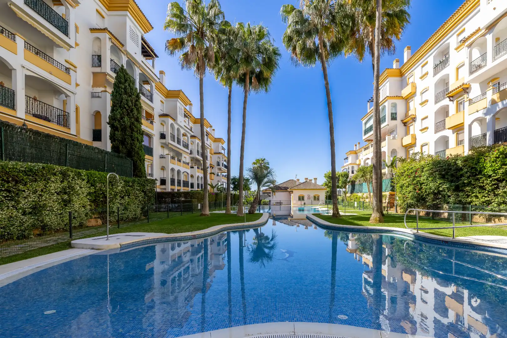 Außenansicht von Erdgeschoss zum Verkauf in Marbella mit Klimaanlage, Heizung und Terrasse