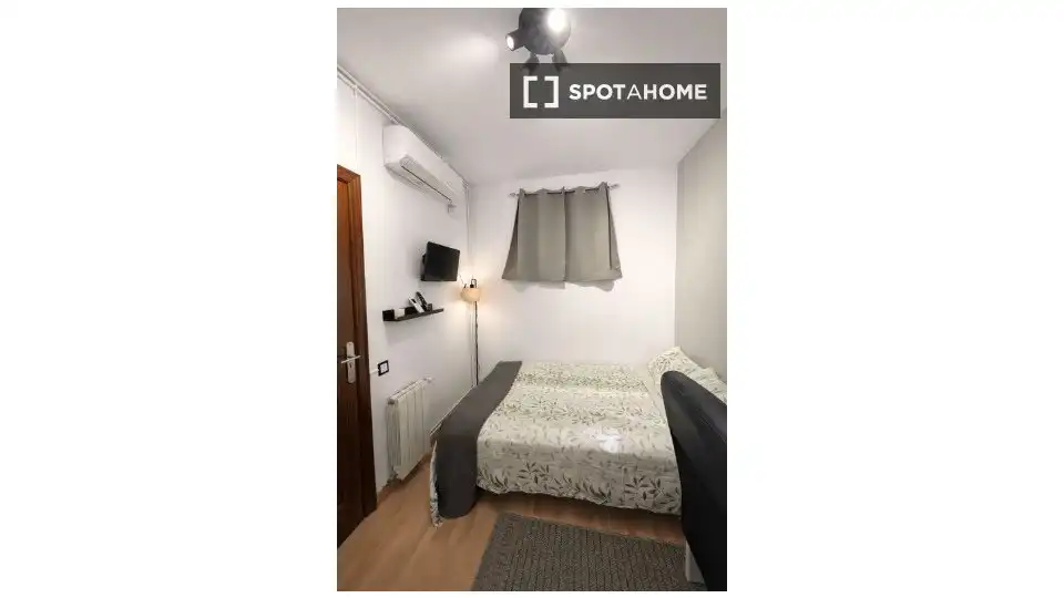 Bedroom of Flat for share in Eixample
