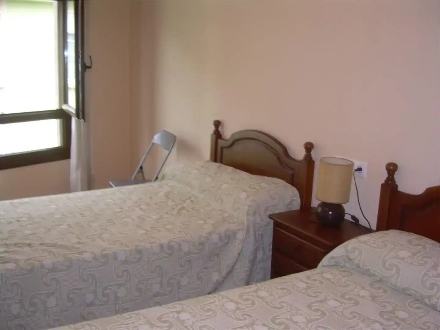 Schlafzimmer von Wohnung zur Miete in Sanxenxo mit Parkett, Abstellraum und Möbliert