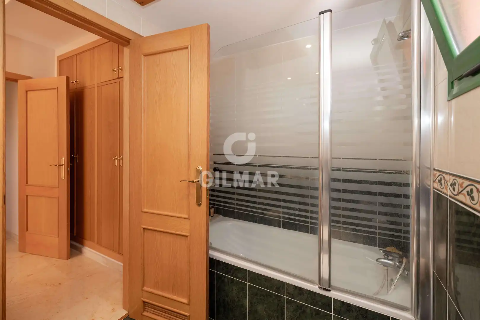 Baño de Dúplex en venta en Fuengirola con Calefacción, Trastero y Piscina