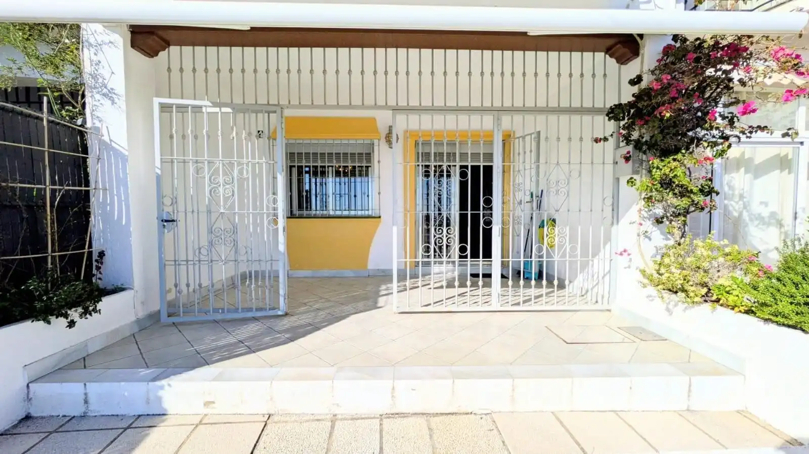 Vista exterior de Casa adosada en venta en Mijas con Aire acondicionado, Terraza y Balcón
