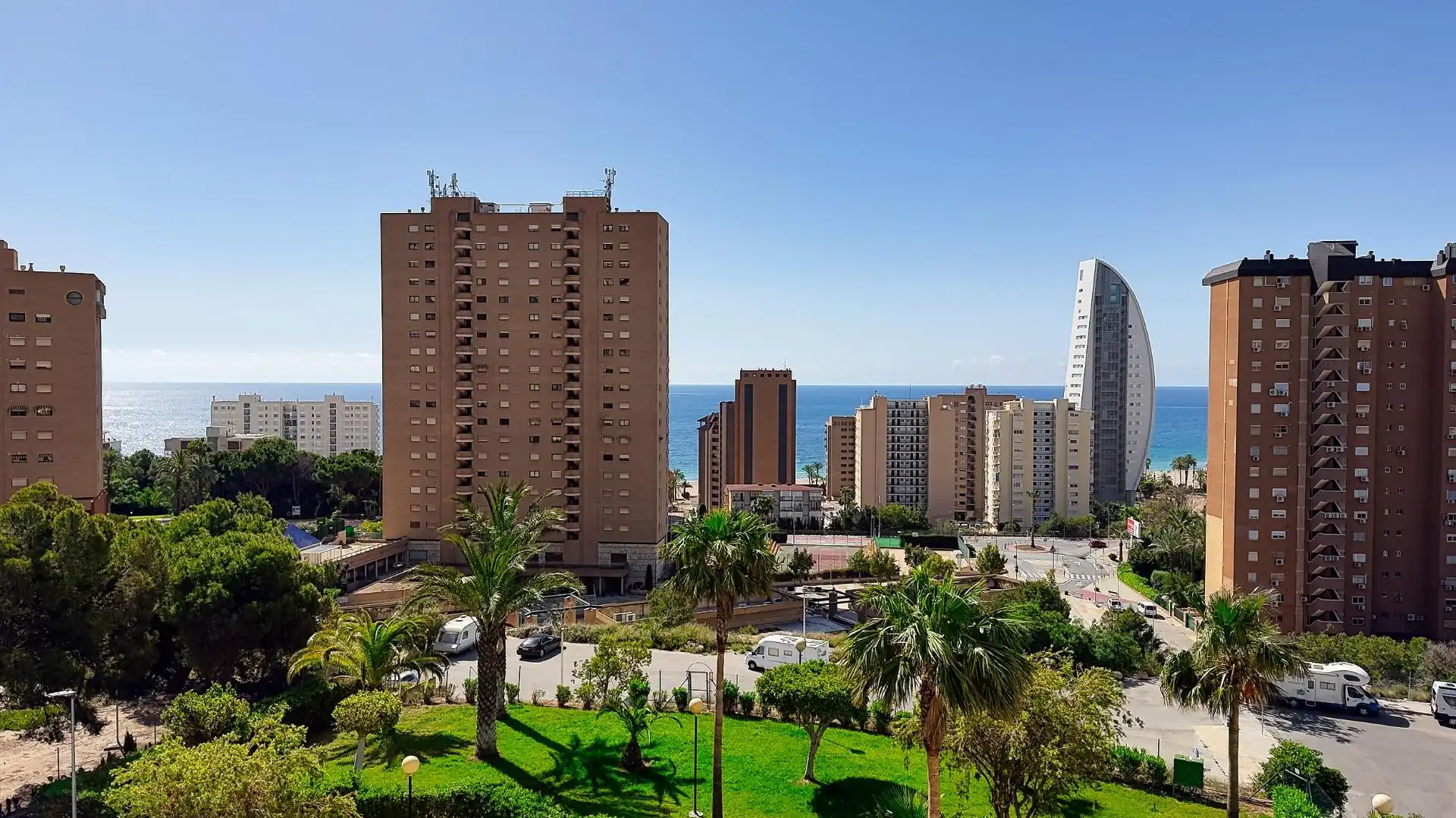Vista exterior de Pis en venda en Benidorm amb Aire condicionat, Jardí privat i Terrassa