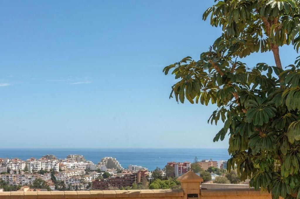 Vista exterior de Casa o xalet en venda en Benalmádena amb Aire condicionat, Calefacció i Jardí privat