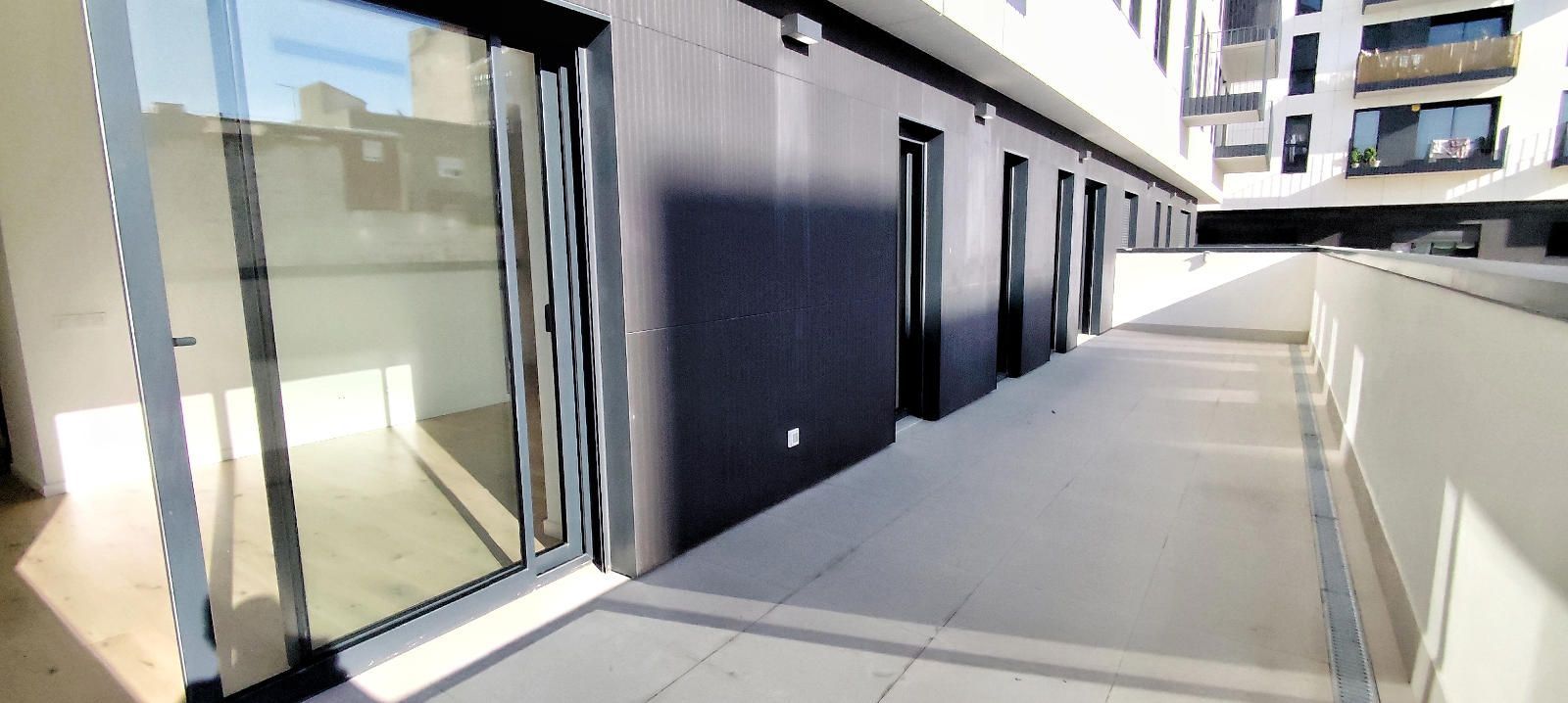 Exterior view of Flat for sale in L'Hospitalet de Llobregat  with Terrace, Swimming Pool and Community pool