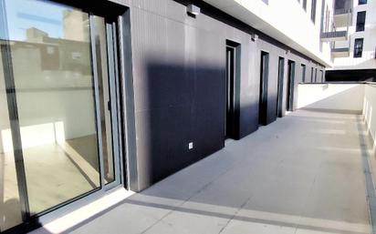 Vista exterior de Pis en venda en L'Hospitalet de Llobregat amb Terrassa, Piscina i Piscina comunitària
